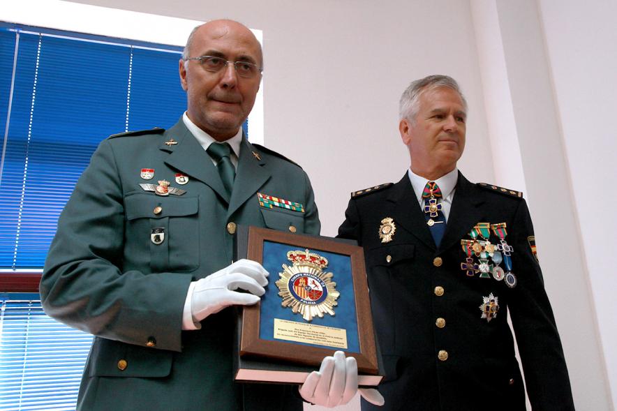 Fiesta de los Ángeles Custodios de la Policía Nacional 2016 - Un guardia civil y  un policía. 
