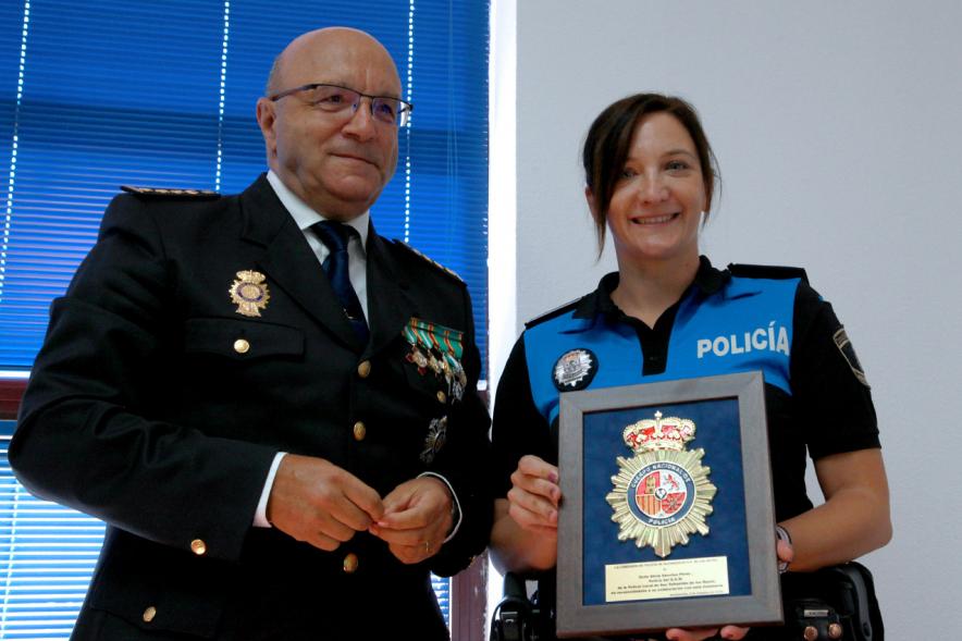 Fiesta de los Ángeles Custodios de la Policía Nacional 2016 -  Un municipal recibe un premio.