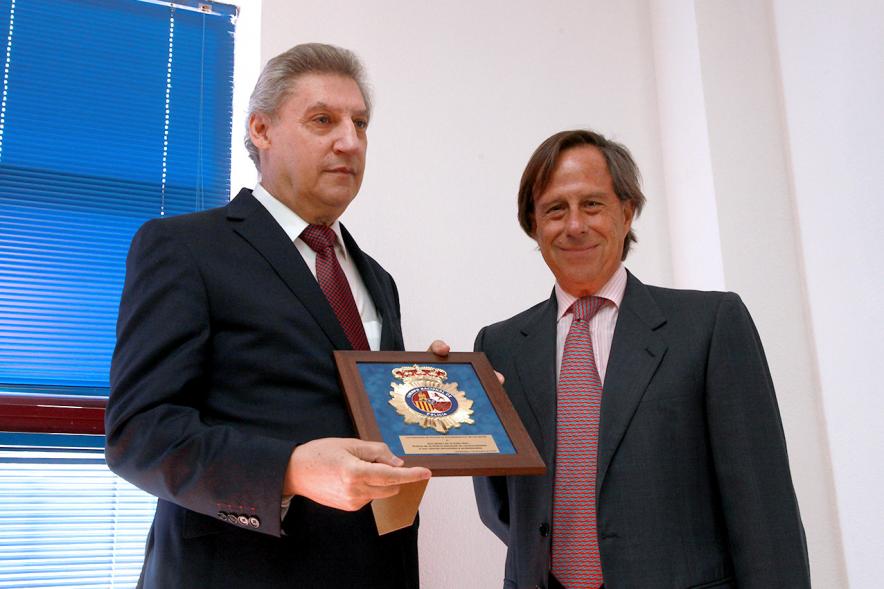 Fiesta de los Ángeles Custodios de la Policía Nacional 2016 -  El alcalde y un premiado.