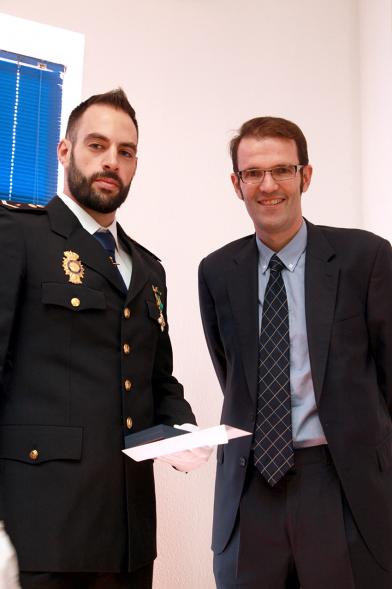 Fiesta de los Ángeles Custodios de la Policía Nacional 2016 -  Un policía recibe un premio.