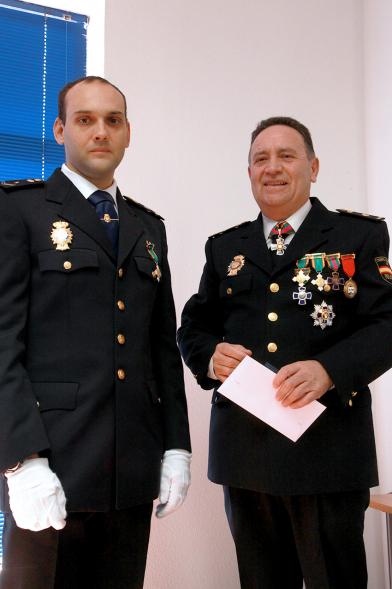 Fiesta de los Ángeles Custodios de la Policía Nacional 2016 -  Dos policías de gala.