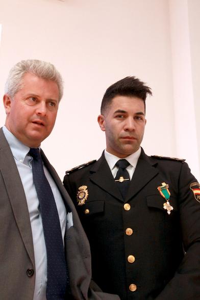 Fiesta de los Ángeles Custodios de la Policía Nacional 2016 - Un policía premiado.