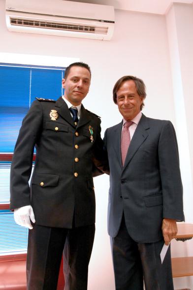 Fiesta de los Ángeles Custodios de la Policía Nacional 2016 - El alcalde con un policía premiado.