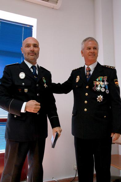 Fiesta de los Ángeles Custodios de la Policía Nacional 2016 -  Dos policías.