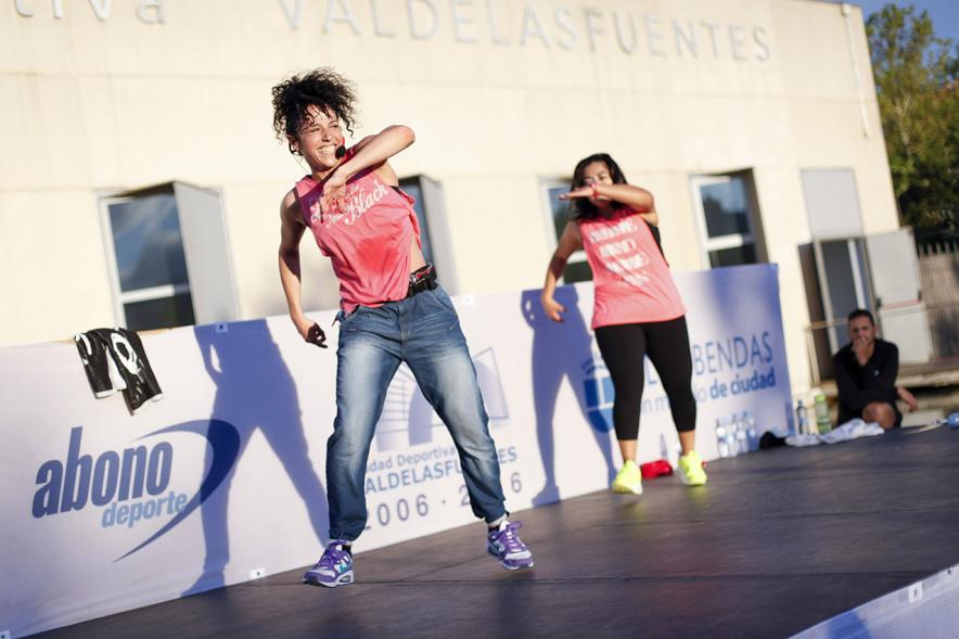 Aniversario C.D. Valdelasfuentes -  Monitores impartiendo clases desde escenario.