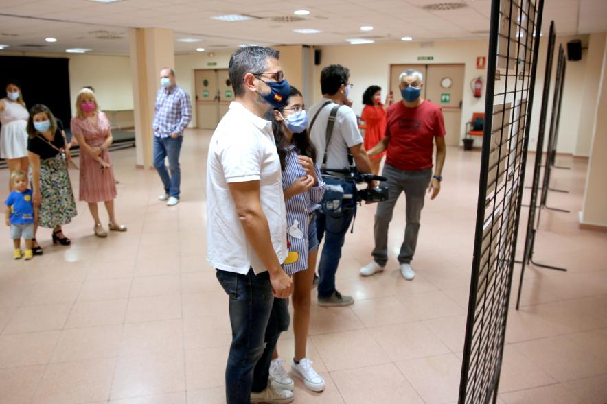 Alcalde Rafael Sánchez y visitantes. Exposición Aniversario Peña Atlética Alcobendas - 2020