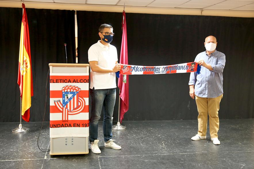 Alcalde Rafael Sánchez, concejal María Espín y participantes. Exposición Aniversario Peña Atlética Alcobendas - 2020