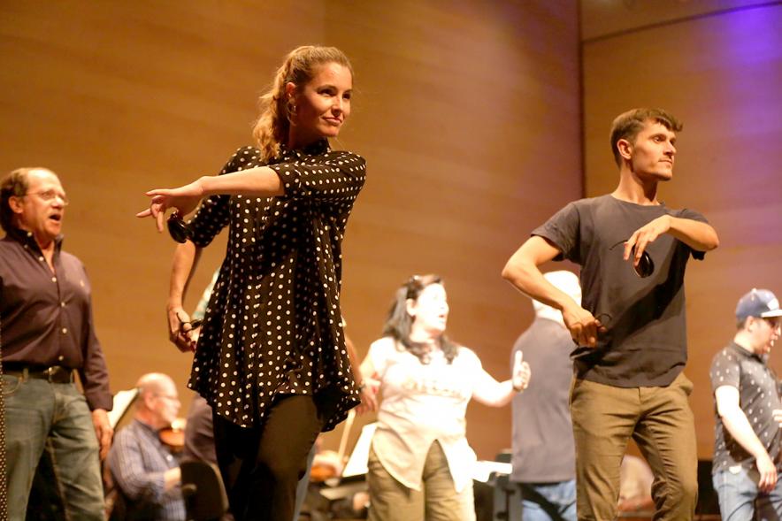 Antología Lírica Española en el Auditorio Paco de Lucía - Imagen de un momento de la actuación de una pareja de  bailarines del Ensayo Didáctico Antología Lírica Española celebrada en Alcobendas.