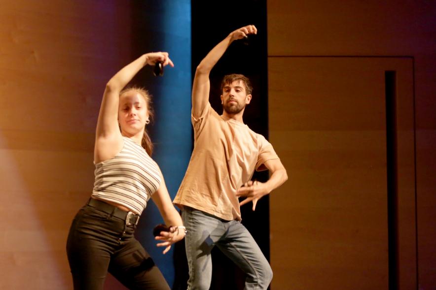 Antología Lírica Española en el Auditorio Paco de Lucía - Imagen de un momento de la actuación de una pareja de  bailarines del Ensayo Didáctico Antología Lírica Española celebrada en Alcobendas.
