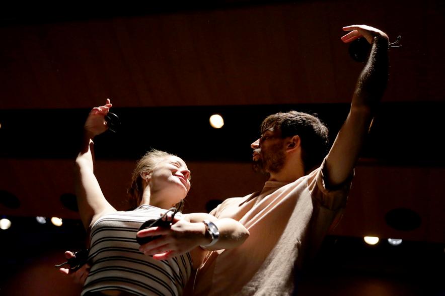 Antología Lírica Española en el Auditorio Paco de Lucía - Imagen de un momento de la actuación de una pareja de  bailarines del Ensayo Didáctico Antología Lírica Española celebrada en Alcobendas.