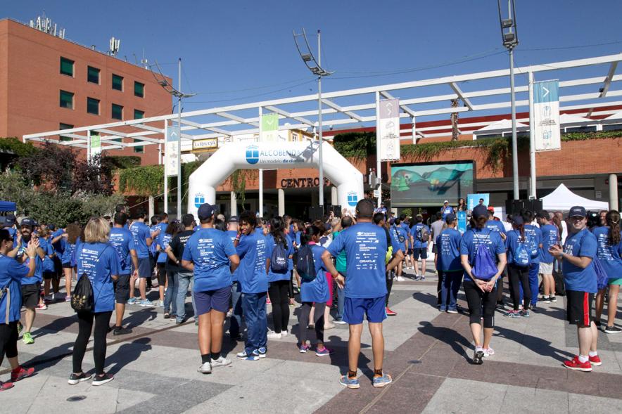Carrera de la Antorcha Olímpica - Imagen de personas reunidas delante del ayuntamiento, todas vestidas con la misma camiseta.