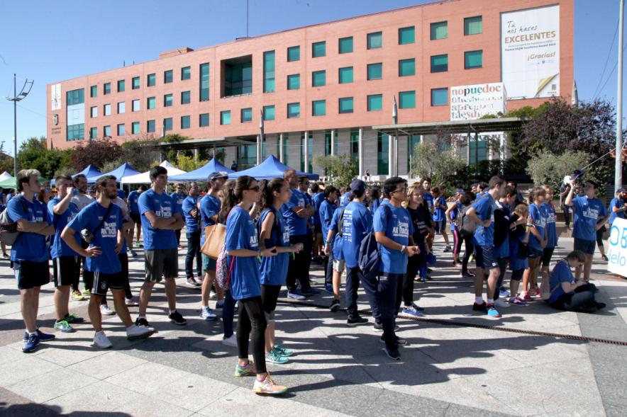 Carrera de la Antorcha Olímpica - Imagen de personas reunidas delante del ayuntamiento, todas vestidas con la misma camiseta.