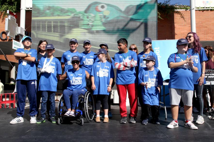 Carrera de la Antorcha Olímpica - Imagen de jóvenes en el escenario.