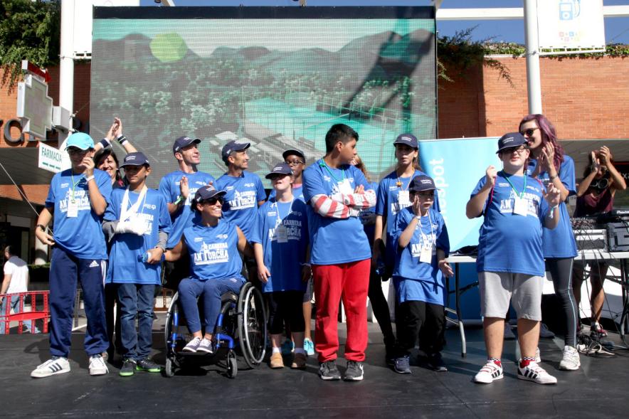 Carrera de la Antorcha Olímpica - Imagen de jóvenes en el escenario.