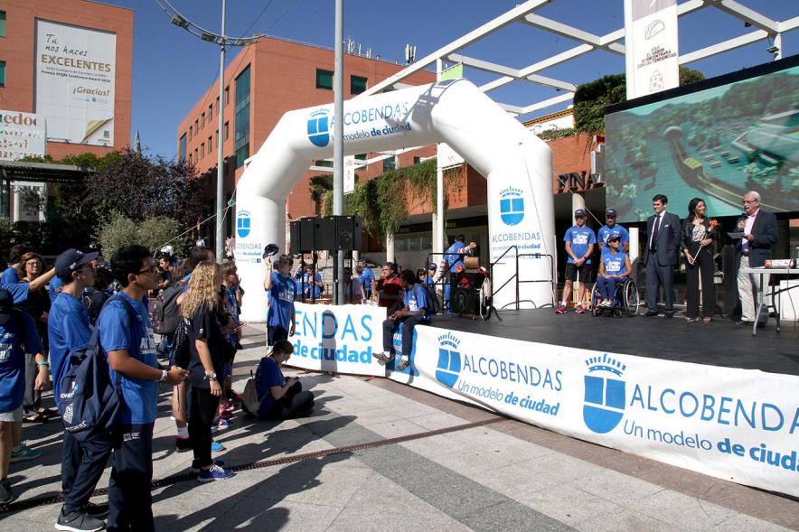 Carrera de la Antorcha Olímpica - Imagen panorámica del público asistente a la carrera y los jóvenes en el escenario.