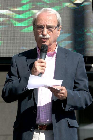 Carrera de la Antorcha Olímpica - Imagen de una persona dirigiéndose al público.