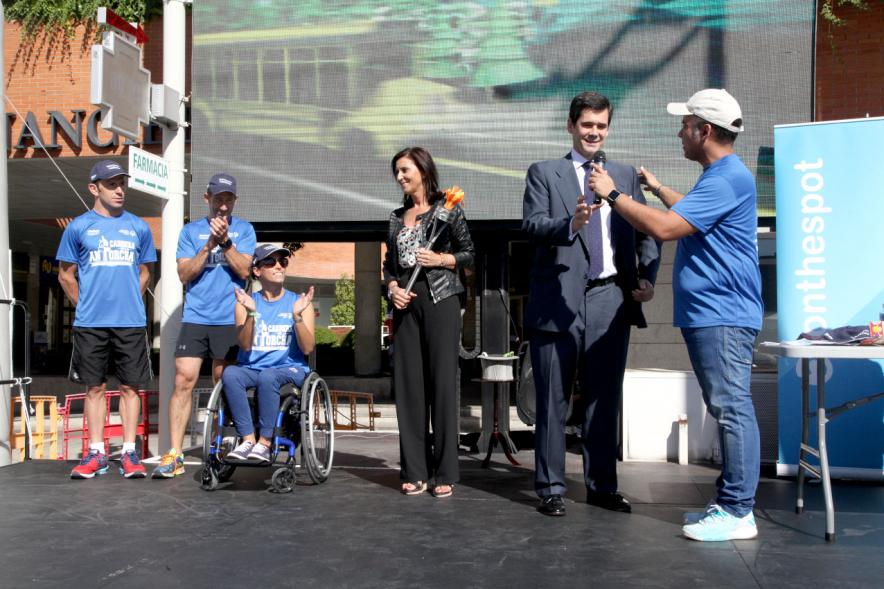 Carrera de la Antorcha Olímpica - Imagen de personas en el escenario.