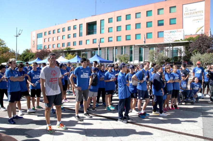 Carrera de la Antorcha Olímpica - Imagen de personas en el escenario.