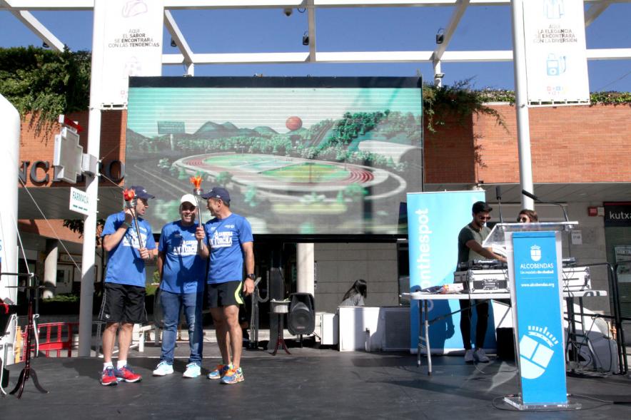 Carrera de la Antorcha Olímpica - Imagen de personas en el escenario.