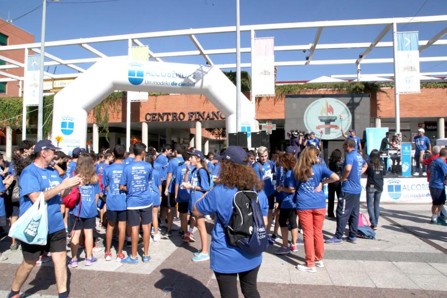 Carrera de la Antorcha Olímpica - Imagen panorámica del público asistente a la carrera.