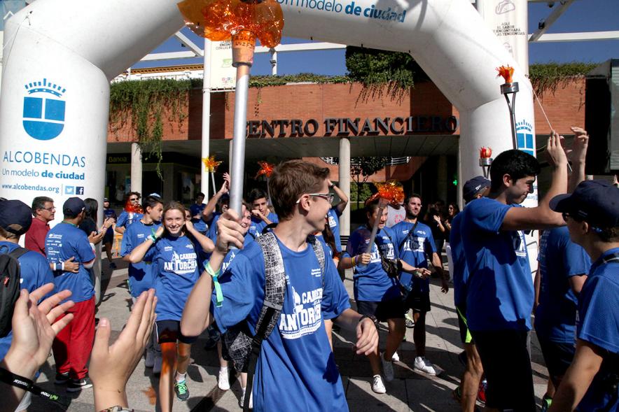 Carrera de la Antorcha Olímpica - Imagen panorámica del público asistente a la carrera.
