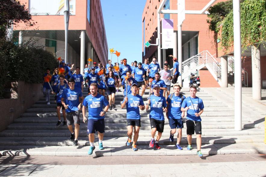 Carrera de la Antorcha Olímpica - Imagen de atletas corriendo con la llama olímpica y acompañados de otros atletas.