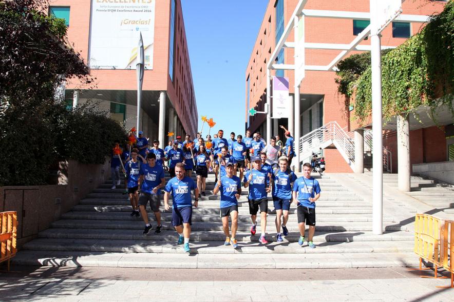 Carrera de la Antorcha Olímpica - Imagen de atletas corriendo con la llama olímpica y acompañados de otros atletas.