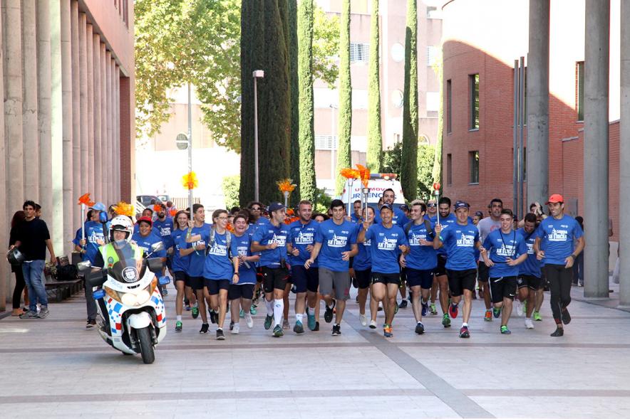 Carrera de la Antorcha Olímpica - Imagen de atletas corriendo con la llama olímpica y acompañados de otros atletas.