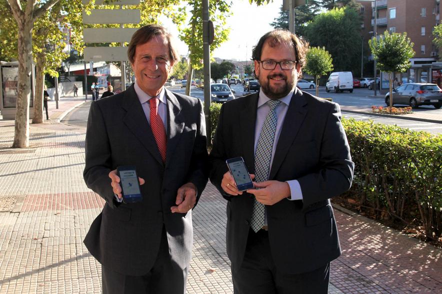 Miembros del consistorio usando la App