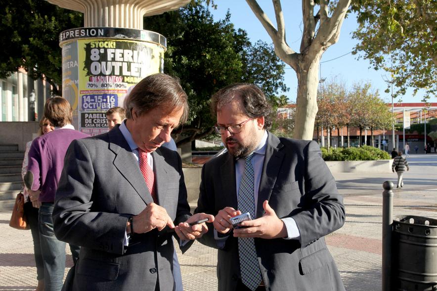 Alcalde García de Vinuesa y concejal por PP Luis Torres prueban la App