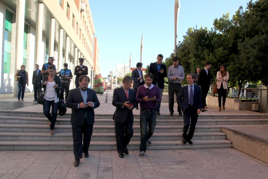 Miembros del consistorio probando la App