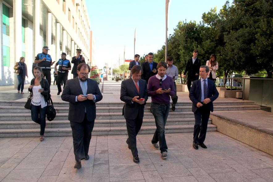 Delegación consistorial probando la App