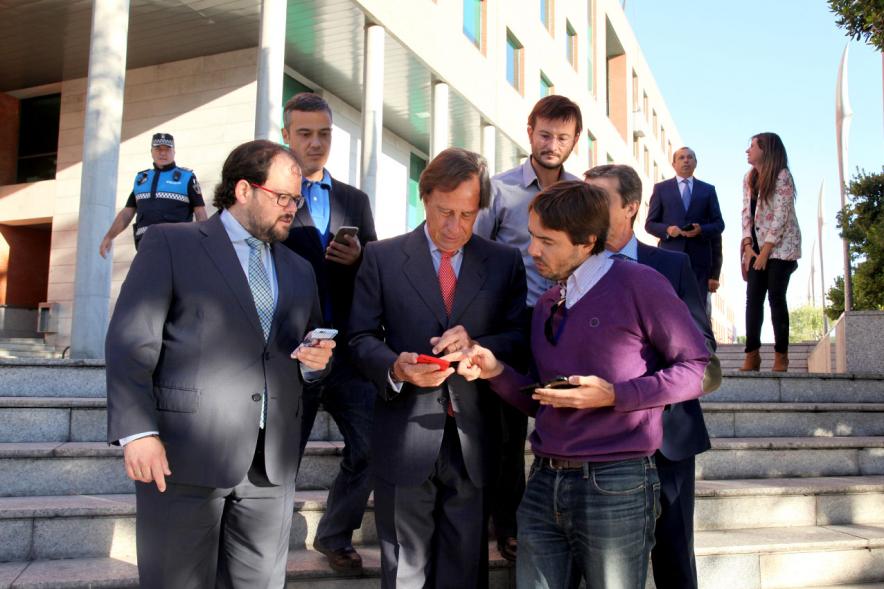 Alcalde García de Vinuesa probando la App