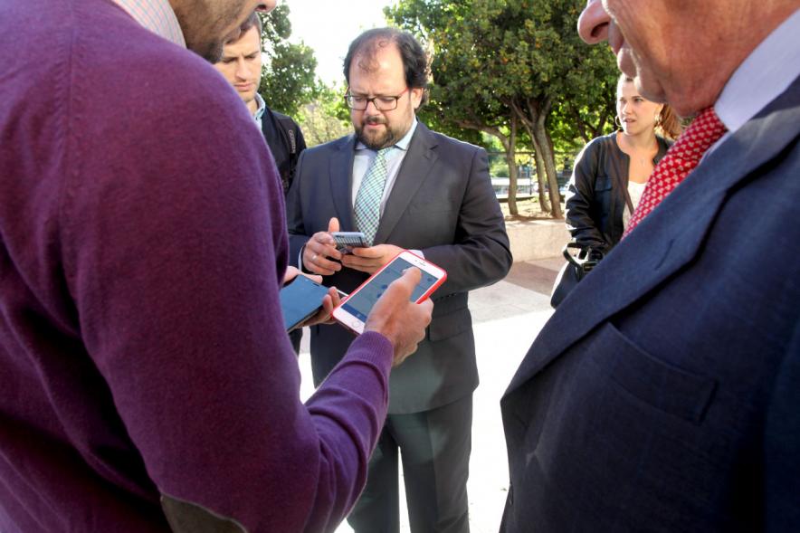 Concejal por PP Luis Miguel Torres probando la App