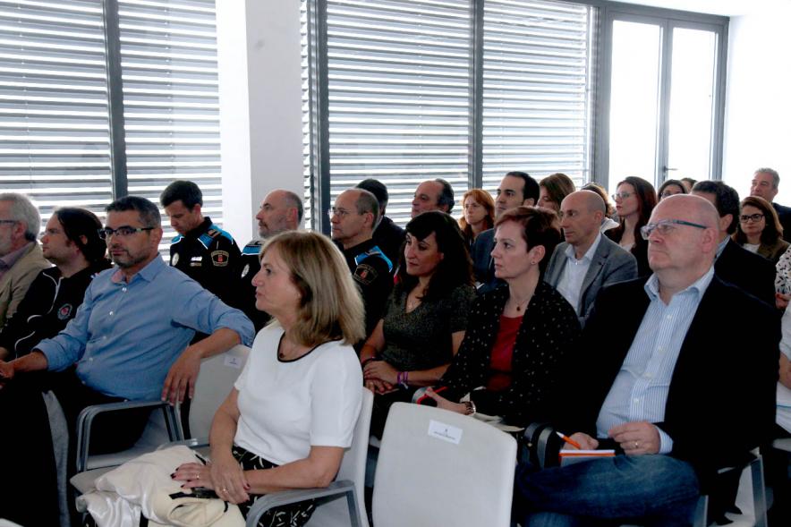 Público y personalidades durante la presentación