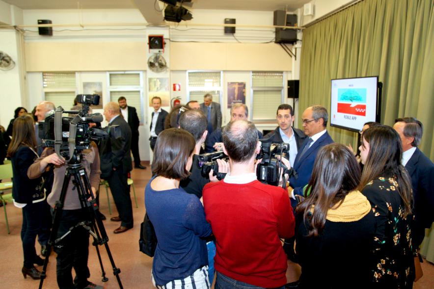 Ponentes atienden a la prensa