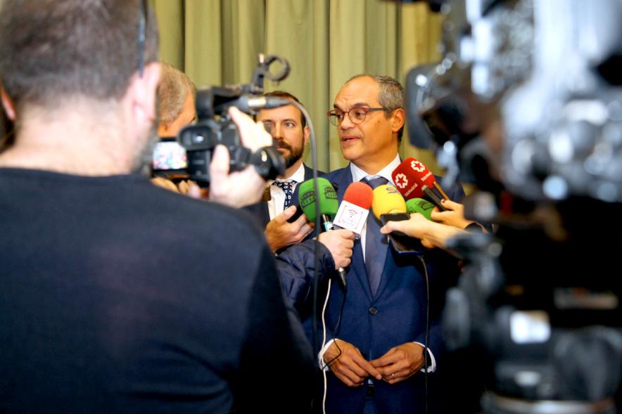 Consejero atendiendo a la prensa