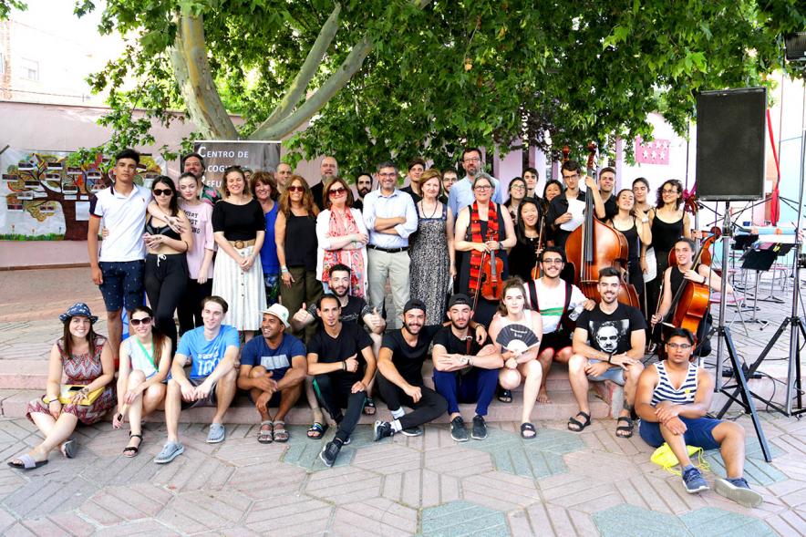 Vista general de las autoridades y participantes al evento. Fiesta del ArcoIris 2019 