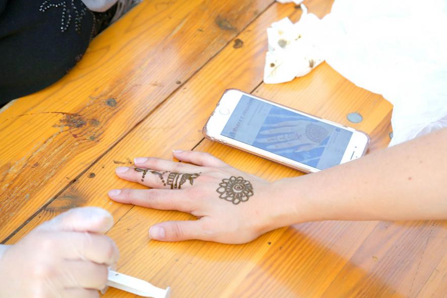Mano pintada con Hena. Fiesta del ArcoIris 2019