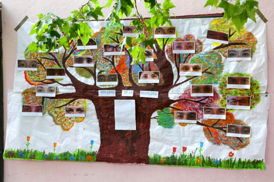 Fotos de ojos pegados en el dibujo de un árbol. Fiesta del ArcoIris 2019 