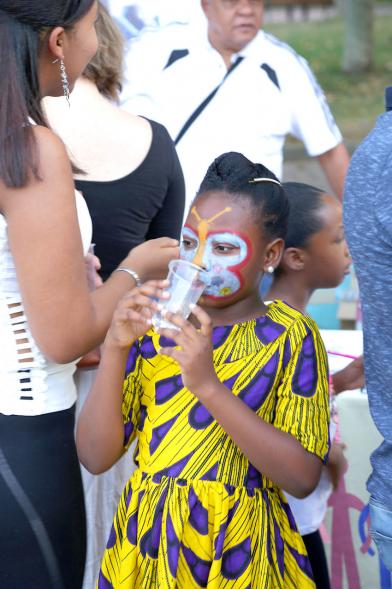 Niña , cara pintada en la Fiesta del ArcoIris 2019 