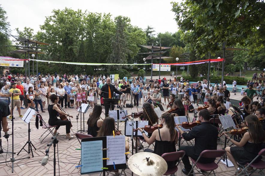 Celebración del Día del Arcoiris 2018 - Imagen del director de la orquesta y el público.