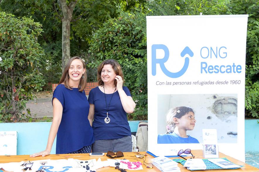 Celebración del Día del Arcoiris 2018 - Posado de dos colaboradoras de la ONG  Rescate.
