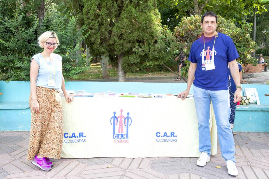 Celebración del Día del Arcoiris 2018 - Posado de dos colaboradores del Centro de Atención al Refugiado.