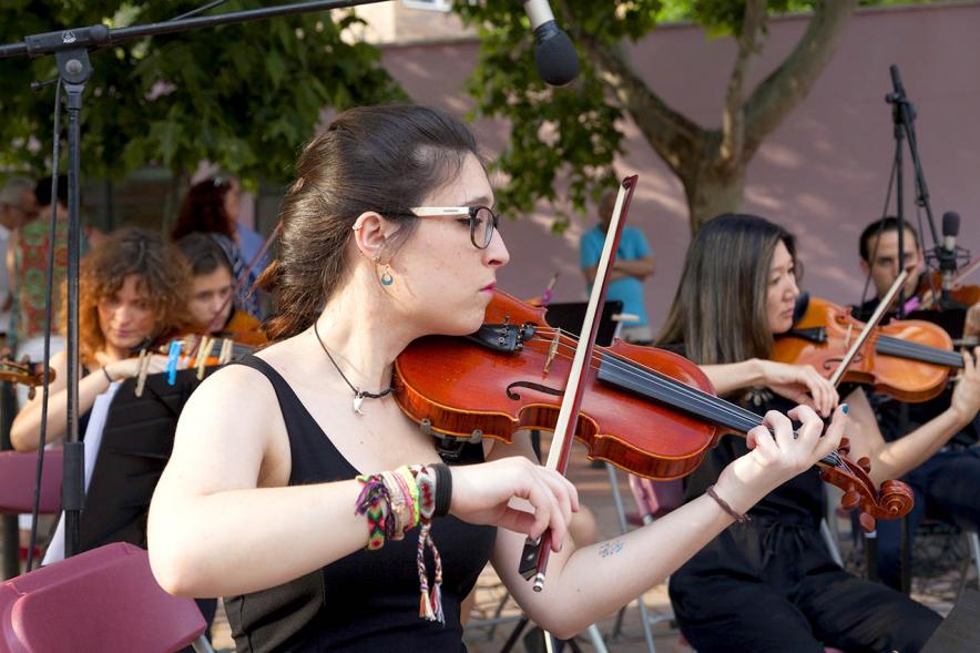 Celebración del Día del Arcoiris 2018 -  Primer plano de la violinista de la orquesta.