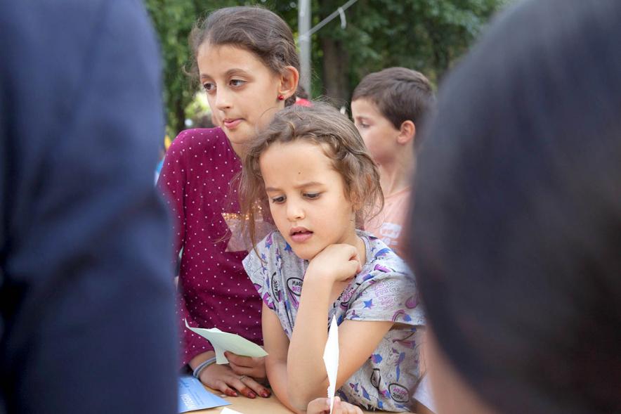 Celebración del Día del Arcoiris 2018 -Primer plano de dos niñas.
