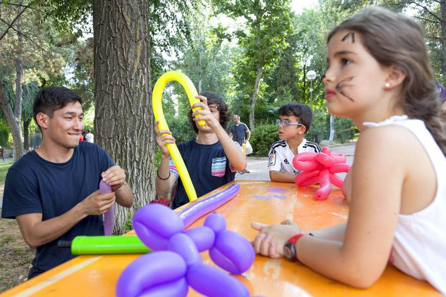 Celebración del Día del Arcoiris 2018 - Primer plano de los niños haciendo globoflexia.