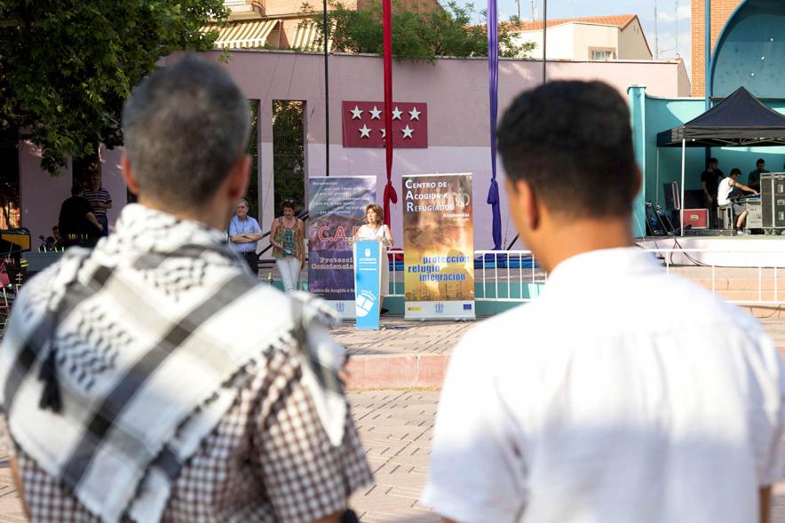 Celebración del Día del Arcoiris 2018 - Plano posterior de dos jóvenes árabes. 