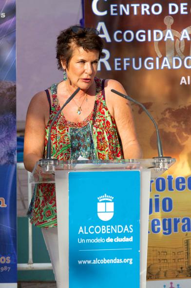 Celebración del Día del Arcoiris 2018 - Imagen de una organizadora al micrófono.