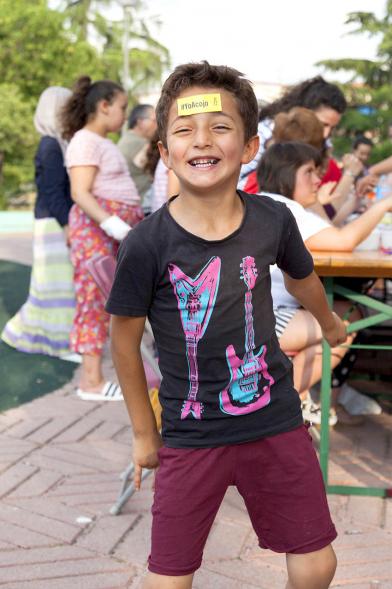 Celebración del Día del Arcoiris 2018 - Primer plano de un niño jugando.